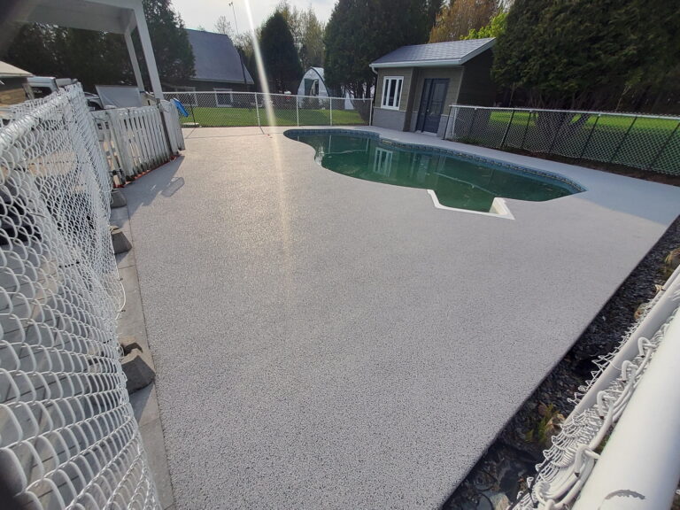 Revêtement PolyQuartz autour d'une piscine résidentielle