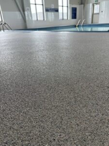 application du quartz carpet autour de la piscine intérieure du mircotel